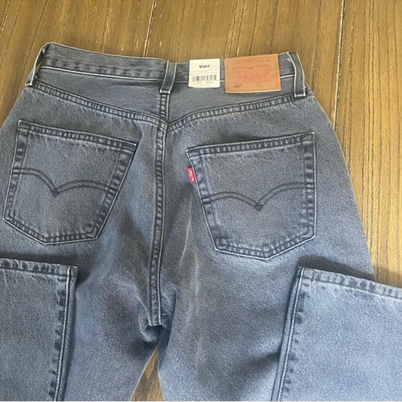 FLASH SALE! Levi's 90's black distressed relaxed jeans - Picture 10 of 17